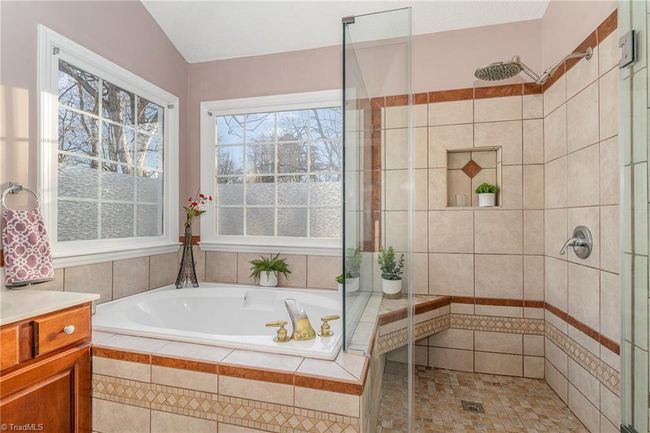 Garden Tub with Seperate Shower | Image 29