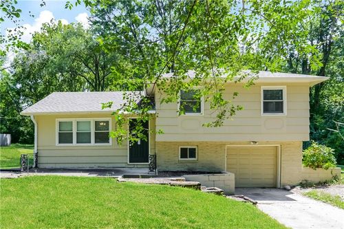 8005 Tennessee Ave, Raytown, MO, 64138-1534 | Card Image