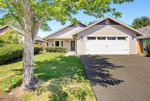 2642 Esther Ln, Grants Pass, OR, 97527-7251 | Card Image