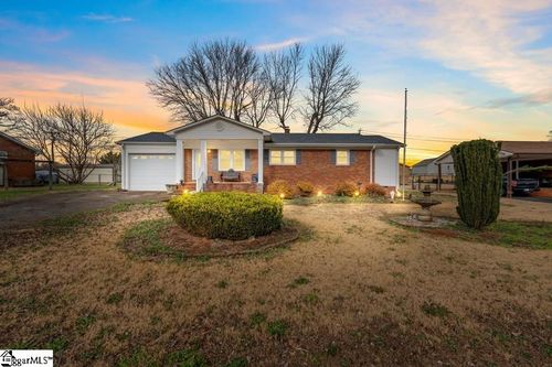 111 Mcdowell Dr, Boiling Springs, SC, 29316-5631 | Card Image