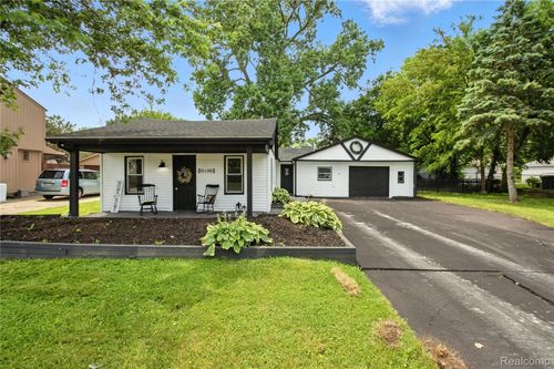 8411 Hugh St, Westland, MI, 48185-1840 | Card Image