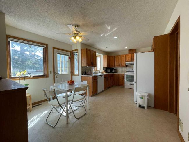 215 Edgebank Place Nw, Home with 4 bedrooms, 3 bathrooms and 4 parking in Calgary AB | Image 8