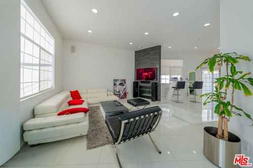 2-2256 Montrose Ave, Montrose, CA, 91020-1573 | Card Image