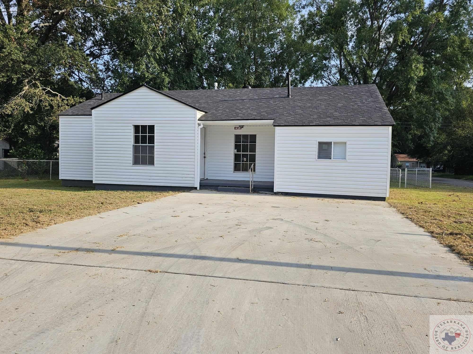 Macarthur Ave, Wake Village, TX 75501