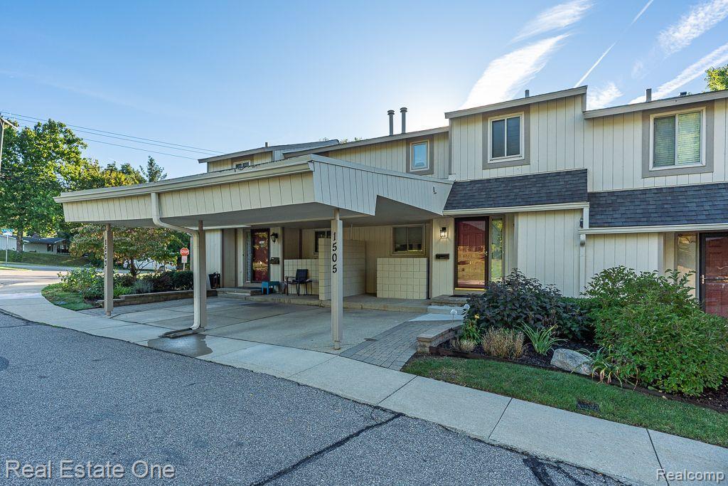 Charter Oak Dr, Rochester Hills, MI 48309