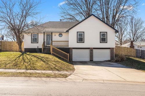 19115 E Roxsbury Ln, Independence, MO, 64058-1347 | Card Image