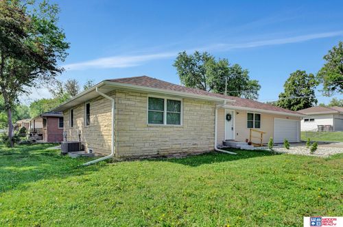 1105 Surfside Dr, Lincoln, NE, 68528-1090 | Card Image
