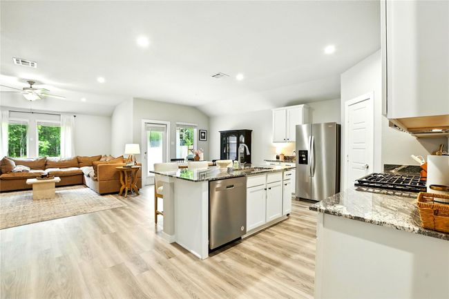 621 Little Spring Ct, House other with 4 bedrooms, 2 bathrooms and 2 parking in Anahuac TX | Image 6