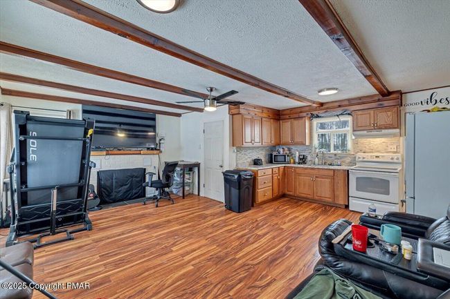 living room/kitchen | Image 9