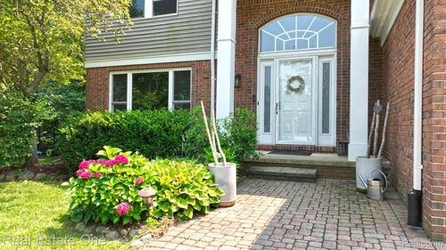 1271 Arms Ct, Rochester Hills, MI, 48307-3180 | Card Image