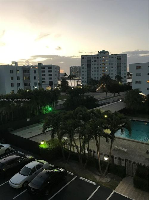 apt-311-250 181st Dr, Sunny Isles Beach, FL, 33160-2768 | Card Image
