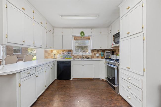 617 Melody Ln, House other with 3 bedrooms, 3 bathrooms and 2 parking in Eagle Lake TX | Image 10