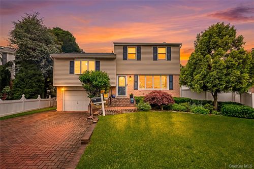 911 Harlane Cir, N Bellmore, NY, 11710-1758 | Card Image