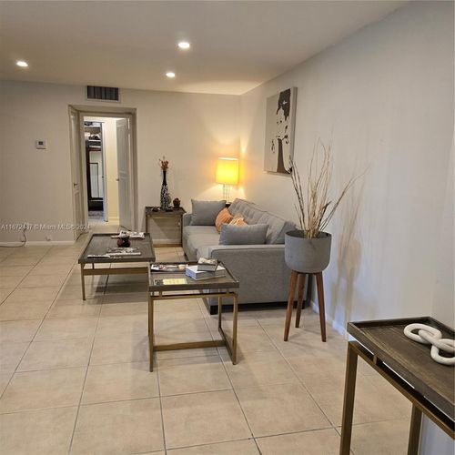 1l-920 Ne 199th St, Miami, FL, 33179-3053 | Card Image