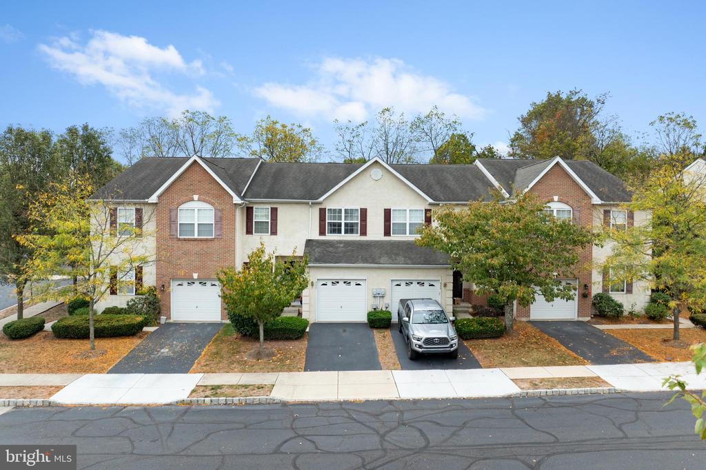Avondale Dr, Red Hill, PA 18076