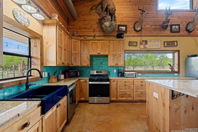 1065 B &Amp; R, Home with 3 bedrooms, 3 bathrooms and null parking in Utopia TX | Image 18