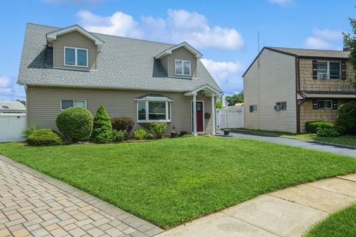 15 Budd Ct, Bethpage, NY, 11714-6301 | Card Image