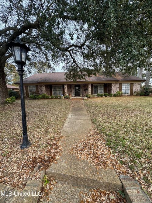 980 Royal Oak Dr, Jackson, MS, 39209-6737 | Card Image