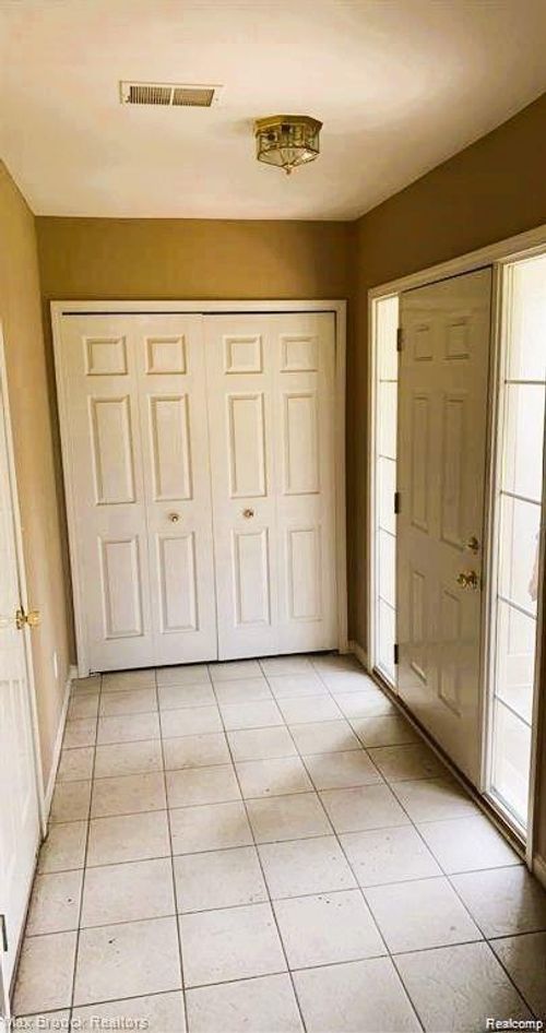 1786 Flagstone Cir, Rochester, MI, 48307-6094 | Card Image