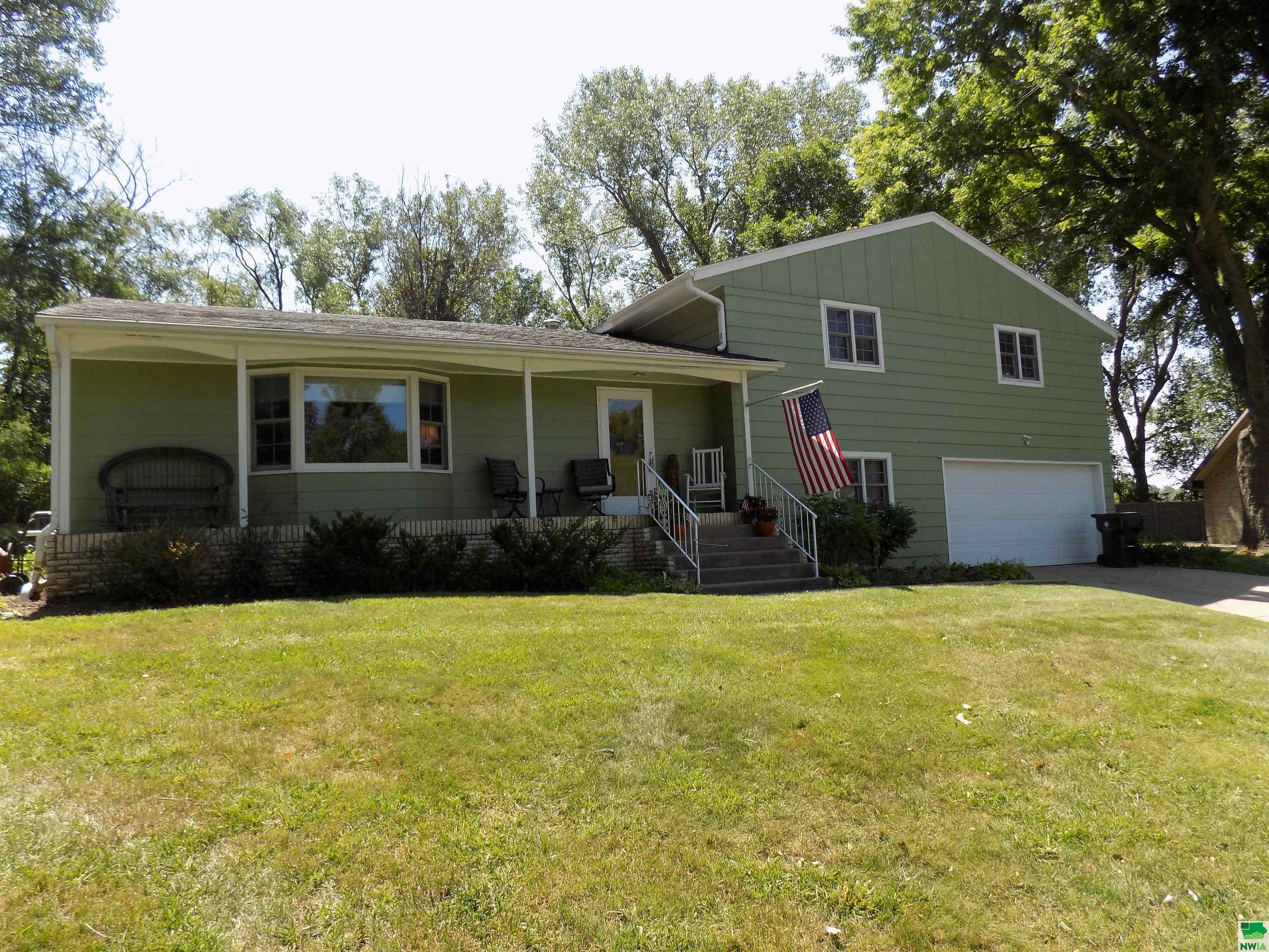 Douglas Ct, Sioux City, IA 51104