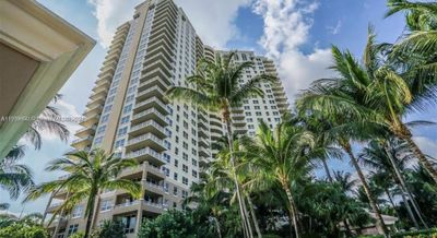 1112 - 19501 W Country Club Dr, Condo with 2 bedrooms, 2 bathrooms and null parking in Aventura FL | Image 1