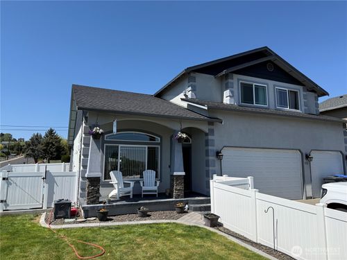 902 Blitz Ln, Selah, WA, 98942-5806 | Card Image