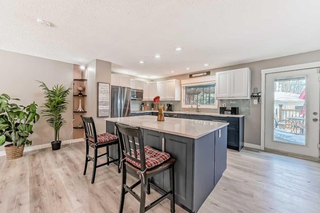 440 Cantrell Drive Sw, Home with 3 bedrooms, 1 bathrooms and 4 parking in Calgary AB | Image 6