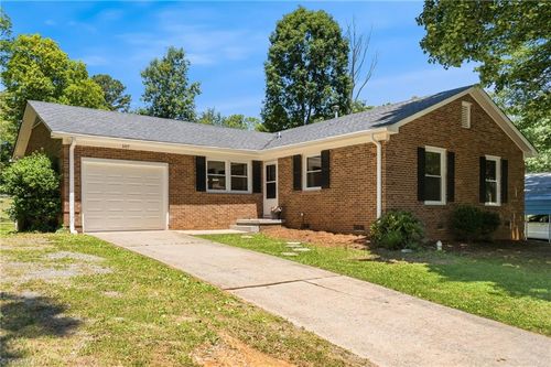 307 Foxcroft Dr, Winston-Salem, NC, 27103-6117 | Card Image