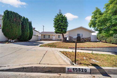 19820 Merryhill St, Canyon Country, CA, 91351-1150 | Card Image