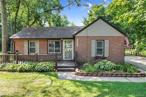 6451 Barker Dr, Waterford Twp, MI, 48329-3113 | Card Image