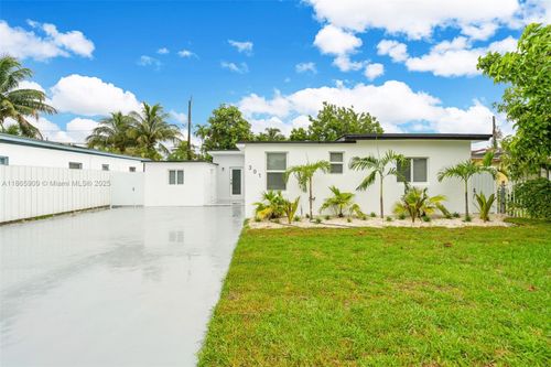 301 Nw 108th St, Miami, FL, 33168-3222 | Card Image