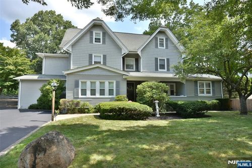 80 Washington Pl, Ridgewood, NJ, 07450-3716 | Card Image