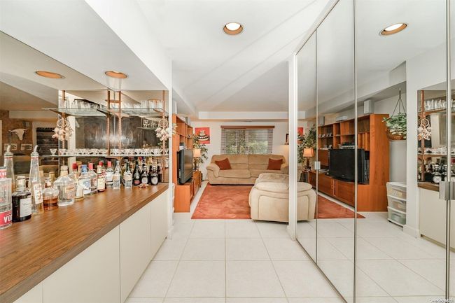 93 - 93 Southgate Cir, Condo with 3 bedrooms, 2 bathrooms and null parking in Massapequa Park NY | Image 4