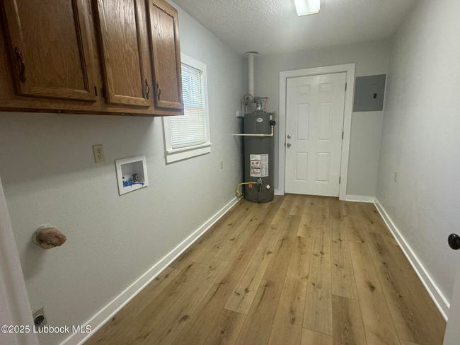 HuGE laundry room! | Image 15
