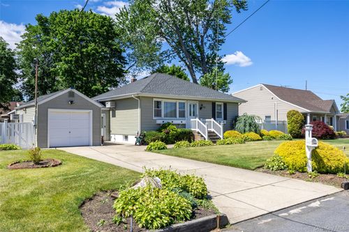 95 Laurel Rd, Lindenhurst, NY, 11757-1704 | Card Image
