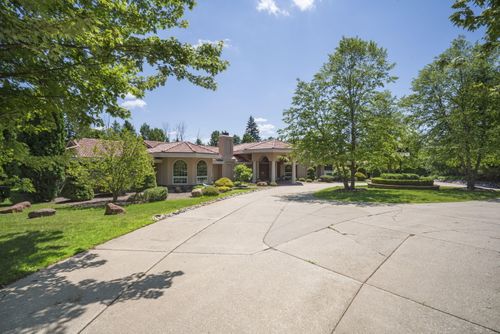 9001 N Range Line Rd, River Hills, WI, 53217-1011 | Card Image