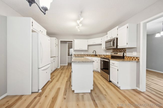 1426 Orchard Dr, House other with 4 bedrooms, 3 bathrooms and null parking in Grove OK | Image 11