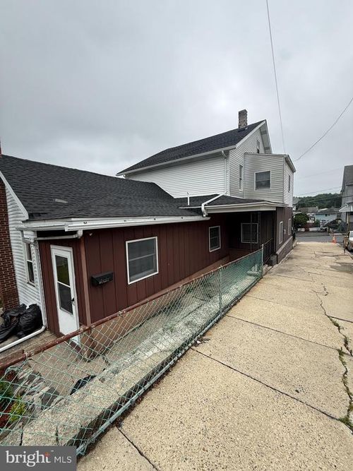 147 E Ruddle St, COALDALE, PA, 18218-1222 | Card Image