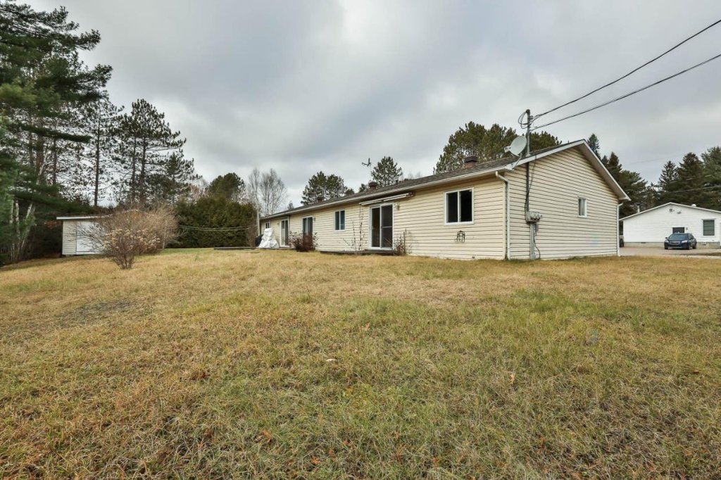 Residential Lease in Val-des-Bois 4