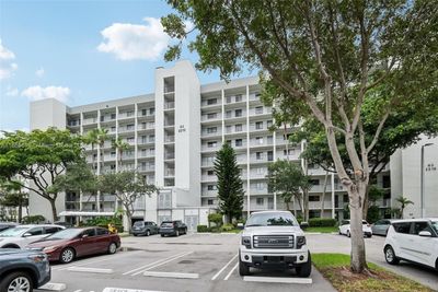 705 - 2215 Cypress Island Dr, Condo with 2 bedrooms, 2 bathrooms and null parking in Pompano Beach FL | Image 1