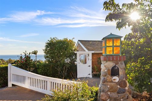 2 N Vista De La Luna, Laguna Beach, CA, 92651-6752 | Card Image