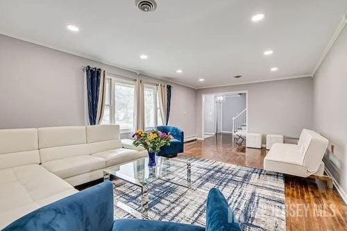 3993 Park Ave, Edison, NJ, 08820-3013 | Card Image