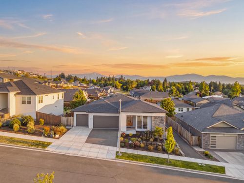 3274 Sky Way, Medford, OR, 97504-5946 | Card Image