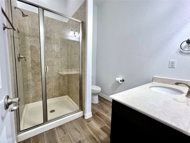 Upstairs full guest bath | Image 28