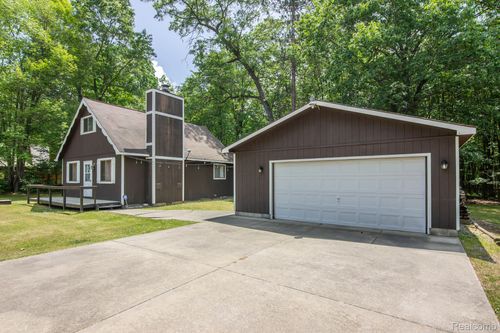 202 Redwine Dr, Houghton Lake, MI, 48629-9135 | Card Image