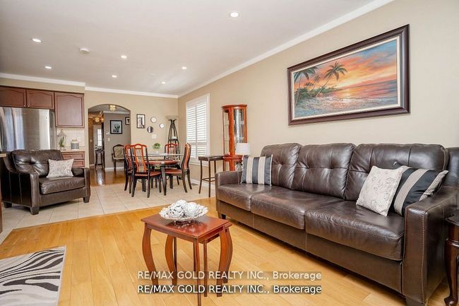 34 Jingle Cres, House attached with 4 bedrooms, 4 bathrooms and 2 parking in Brampton ON | Image 16