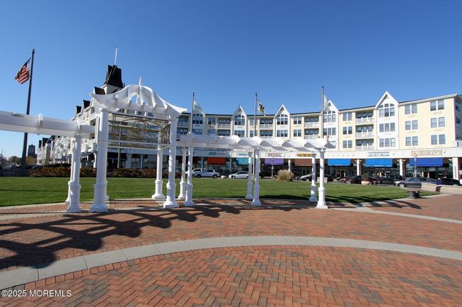 A host of premier shopping and dining venues nearby. | Image 25