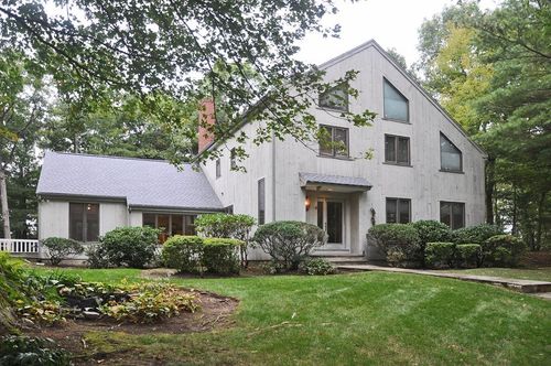 4 Crestview Ln, Milton, MA, 02186-3640 | Card Image