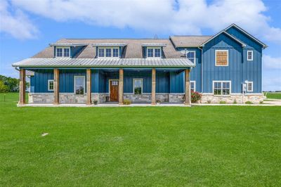 Front view of property featuring covered porch and a lawn | Image 1