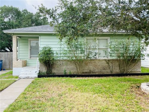 912 E Fulton St, Sinton, TX, 78387-2713 | Card Image